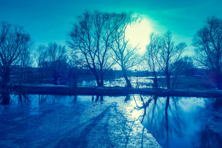 在早春的傍晚, 一条漂浮着冰的河流的景色。乡村景观