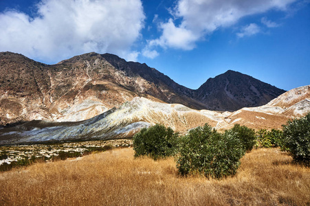 岩石的高山之巅上 Nisiros 岛希腊