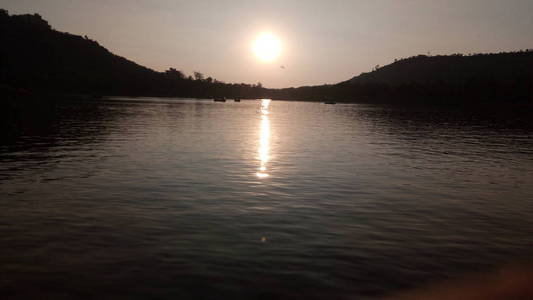 美丽的日落在湖在印度