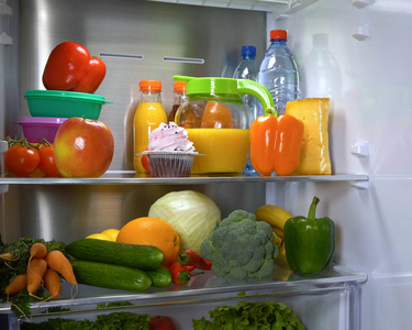 带健康食品的电冰箱冰箱照片