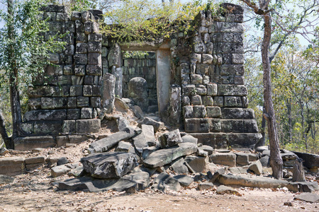 湿婆林加在 Prasat Thneng 废墟, 科柯寺建筑群, 柬埔寨