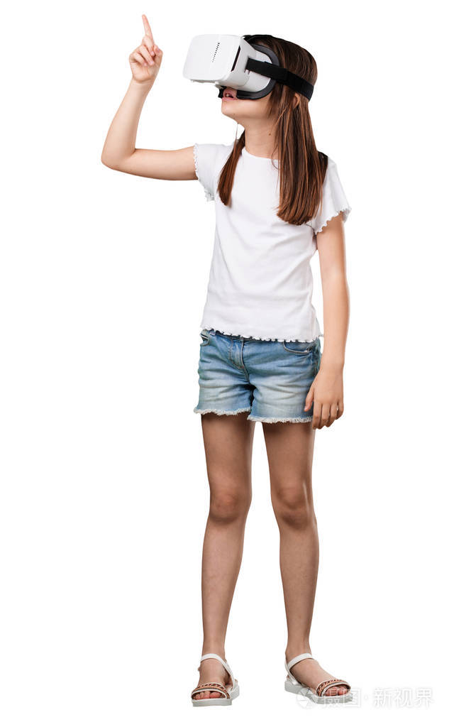 全身小女孩兴奋和娱乐玩虚拟现实眼镜探索一个梦幻世界试图触摸的东西
