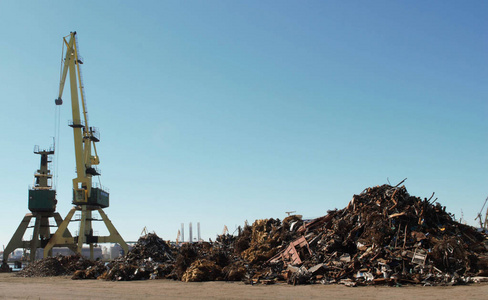 蓝天下的起重机和废料背景负载工业运输废料回收康斯坦察港