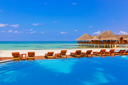 游泳池和马尔代夫海滩上咖啡馆