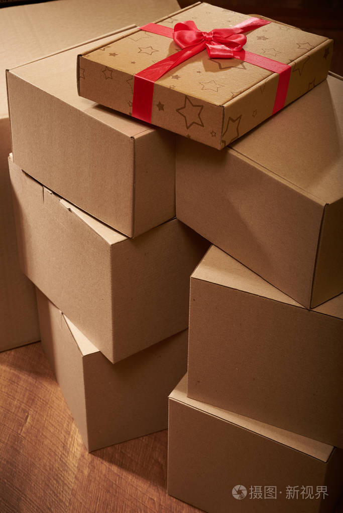 堆栈的纸板箱包装