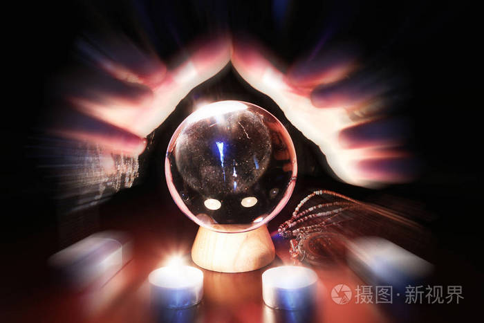 巫师的未来交给透明水晶球占卜算命