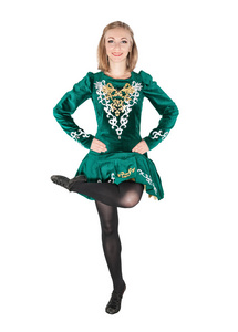 美丽的年轻女子在爱尔兰舞蹈绿色礼服跳在白色的孤立