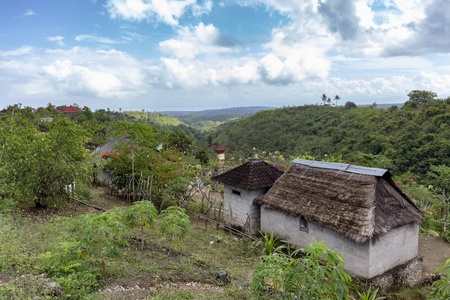 巴厘岛附近的 Penida 小山谷的内陆景观