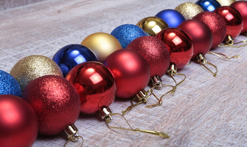 圣诞装饰隔离白。三个球，花卉装饰的红色和金色礼品盒。顶视图。方形构成