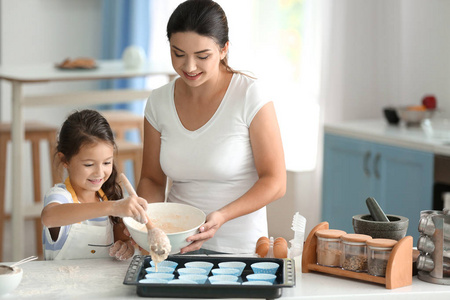 妈妈和女儿一起在厨房做饭