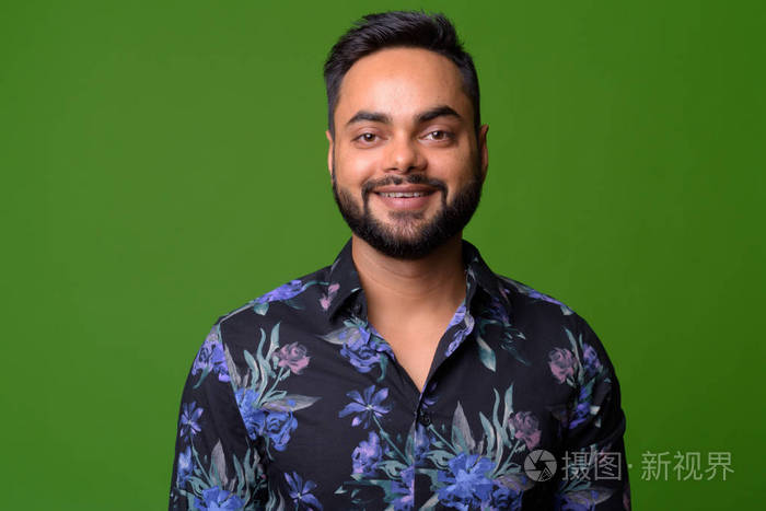 年轻胡子印第安人反对绿色背景