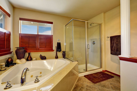 豪华浴室角落浴室浴缸和玻璃淋浴间