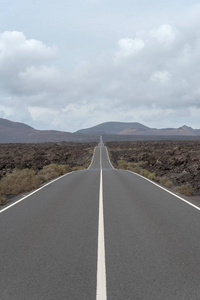 穿越火山地形的道路, 西班牙加那利兰萨罗特岛