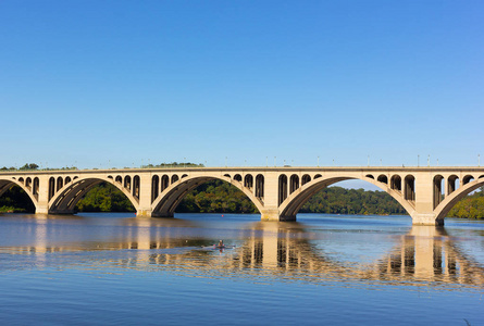 键桥在美国华盛顿附近波托马克河上的一个美丽的早晨