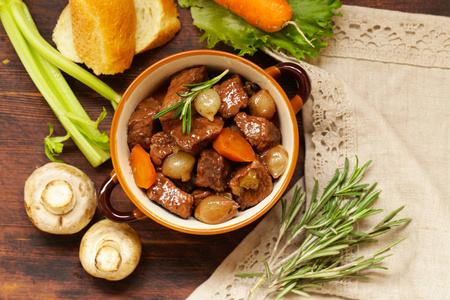 传统烩牛肉-红酒洋葱炖 bourguigno.舒适的食物.炖肉与蔬菜照片