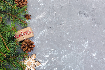 圣诞节背景与冷杉树和礼品盒在木桌上。顶部视图, 为您的设计提供复制空间