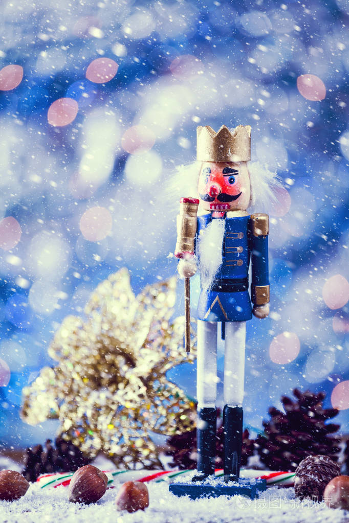 雪落在国王胡桃夹子铜像站上.老式的滤波器的应用