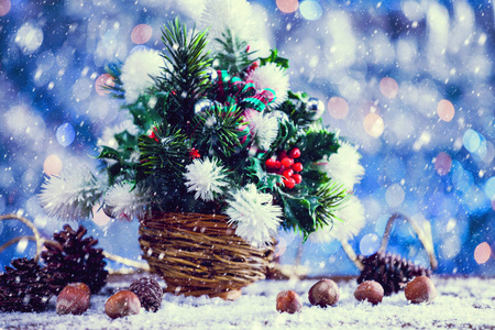 雪落雪球迷你圣诞树冬青灌木。老式的滤波器的应用