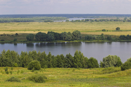 俄罗斯梁赞地区康斯坦廷诺沃村附近的奥卡河景观