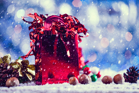 雪落在红色的圣诞礼品袋与装饰复古滤波器的应用
