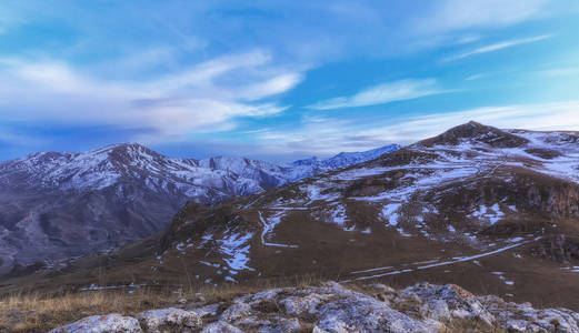 在日落时 Cek 村子四周白雪覆盖的山脉。阿塞拜疆