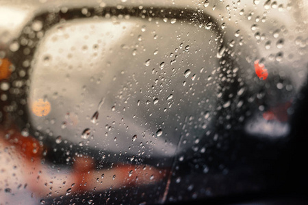 下雨天汽车玻璃上的雨滴模糊的雨滴落在汽车玻璃背景上, 水滴落在车窗
