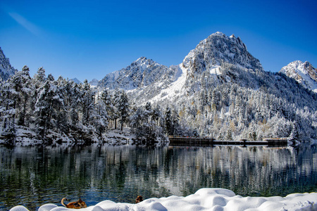 冬季。由充满雪和湖泊的山脉组成的景观
