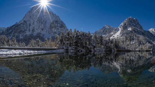 冬季。由充满雪和湖泊的山脉组成的景观