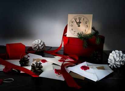 圣诞节背景带有时钟，雪枞树和木材礼品盒。信件邀请圣诞老人