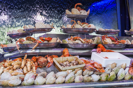 各类海鲜店街头橱窗上照片