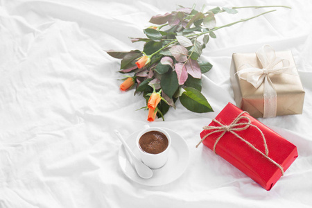 与咖啡 巧克力果仁 礼品盒和漂亮的玫瑰花束浪漫早餐