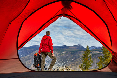 洛基旅行年轻的人旅行者放松户外与洛基山脉背景秋季假期和生活方式