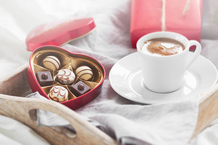 与咖啡 巧克力果仁 礼品盒和漂亮的玫瑰花束浪漫早餐
