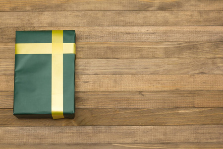 在木板上的绿色礼品盒