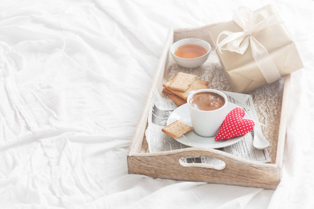与咖啡 饼干 礼品盒和毛绒红心浪漫早餐