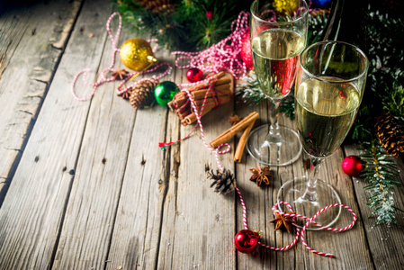 两杯香槟, 圣诞装饰的木制背景, 新年快乐和圣诞节庆祝活动。复制空间