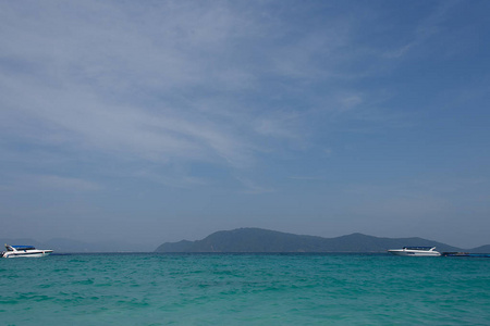 美丽的热带海景。天空和海洋