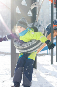 孩子们在户外的雪中玩耍。快乐的男孩在冬天的散步在自然