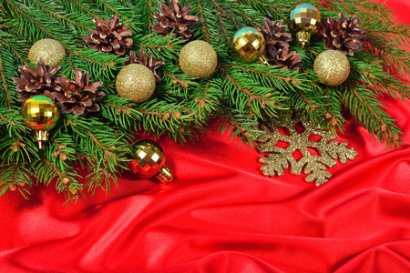 圣诞装饰品和云杉分支和上的红色