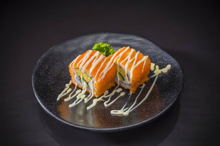 虾蛋卷配蛋黄酱, 供应传统日式菜肴日本料理寿司菜单黑色背景的大米卷寿司卷选择性对焦