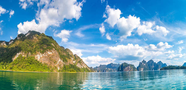 美丽的自然全景在姚照东兰湖, Ratchaprapha 水坝, 考索克国家公园在泰国在夏天天