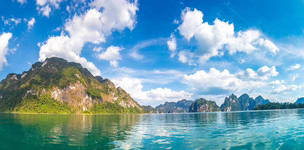 美丽的自然全景在姚照东兰湖, Ratchaprapha 水坝, 考索克国家公园在泰国在夏天天