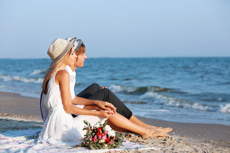 幸福的情侣坐在海滩上