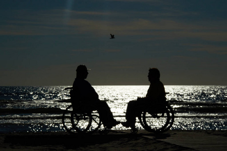 残疾人坐轮椅的海图片