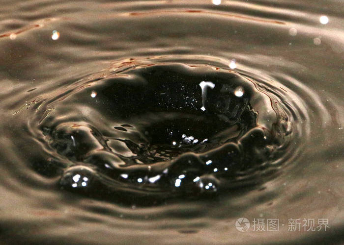 油滴在液体表面形成花哨的图案