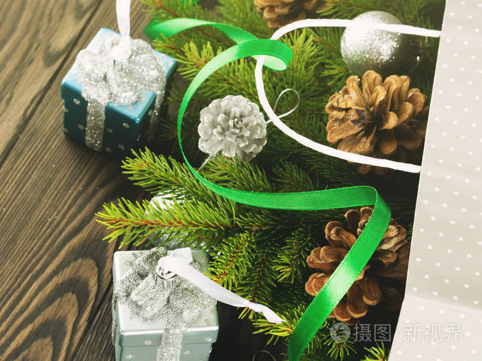 冷杉的树枝与圣诞饰品和礼品袋