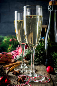 两杯香槟, 圣诞装饰的木制背景, 新年快乐和圣诞节庆祝活动。复制空间