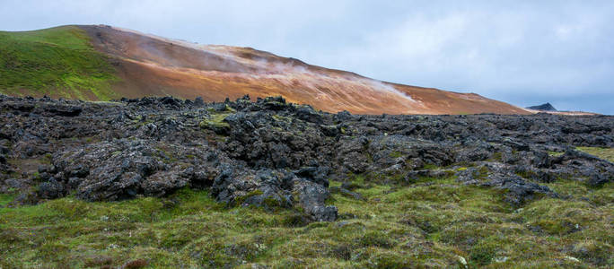 Leirhnjukur黏土山在北部冰岛一个美丽的火山熔岩领域与熔岩河和纹形成以帕霍霍熔岩熔岩流和五颜六色的陨石坑