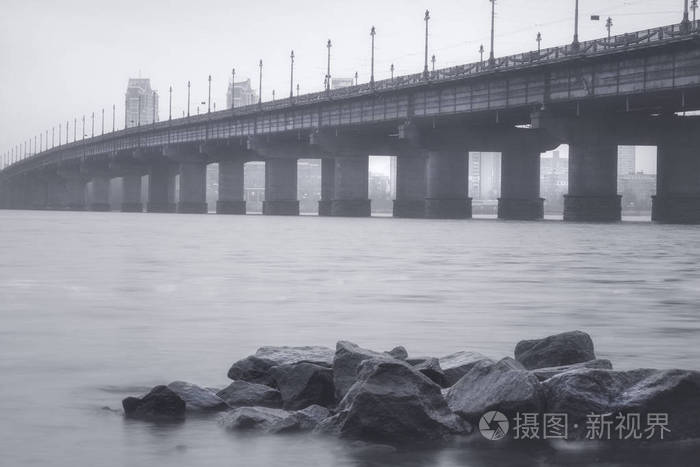 在浓雾雾蒙蒙的风景中看到了巴顿大桥和第聂伯河, 乌克兰东欧首都基辅