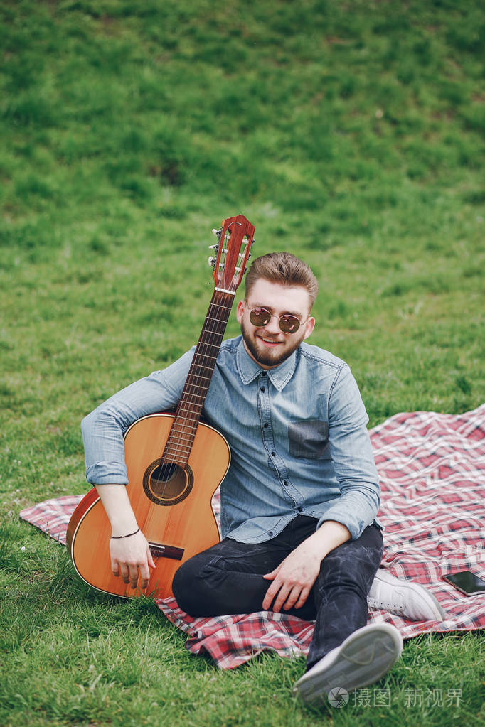 一把吉他的男孩照片-正版商用图片0td5lv-摄图新视界